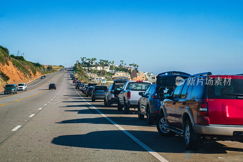 沿着太平洋海岸高速公路/加利福尼亚州1号公路停在路边的汽车